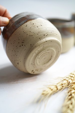 Handgetöpferte graublaubraune Keramik Mocca Kaffee Becher